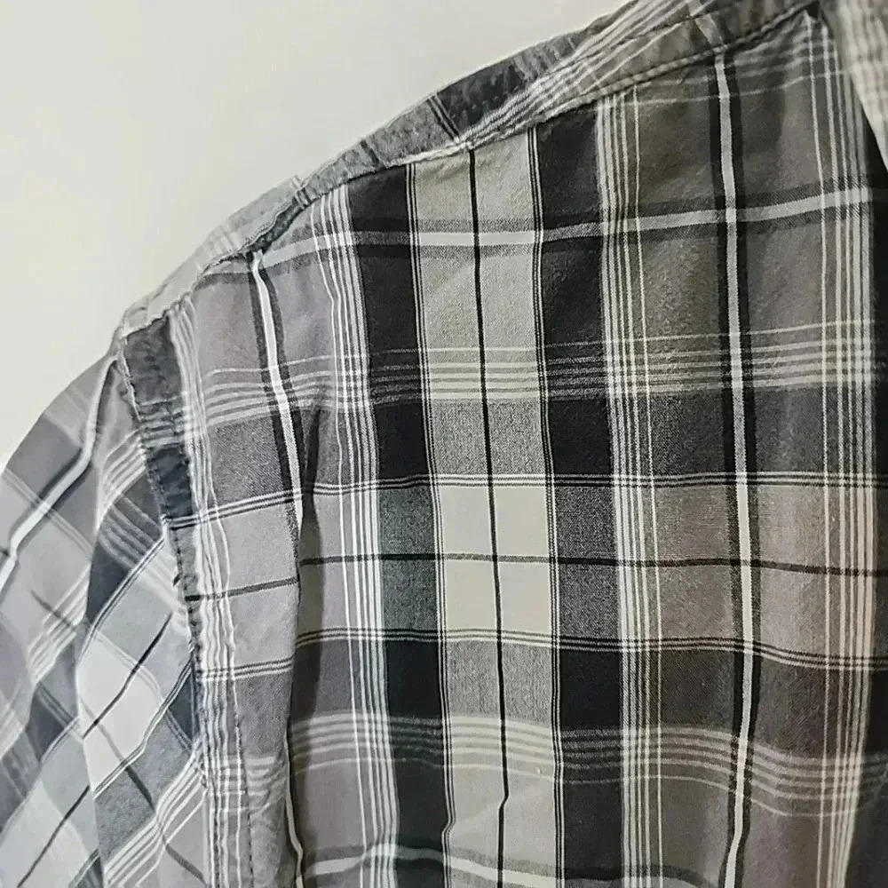 Carhartt relaxed fit plaid short sleeve Button up Shirt.  Size Medium - Picture 3 of 7